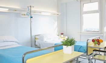 Stanza di ospedale a due letti, immagine che introduce il tema dell'aggiornamento delle norme antincendio per le strutture sanitarie.