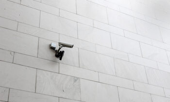 Telecamera su parete esterna di un edificio, immagine che introduce le linee guida 3/2019 su videosorveglianza e privacy.