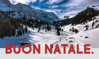 Biglietto di auguri con paesaggio innevato di montagna e la scritta "Buon Natale 2020".