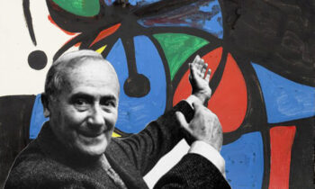 Sullo sfondo di una delle sue opere, primo piano in bianco e nero di Mirò alla Fondazione Magnani Rocca con una grande mostra.