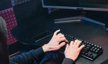 Personaggio losco svolge attività di hacking come lo sniffing.