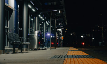 Vista notturna della banchina di una stazione ferroviaria, immagine che introduce il progetto pilota "stazioni sicure" inaugurato da poco a Brescello.
