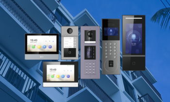 Differenti dispositivi che possono essere utilizzati per assemblare un videocitofono oggi. Gli elementi, fra cui pulsantiere, moduli telecamera e monitor touch screen, sono posizionati sullo sfondo di una palazzina residenziale.