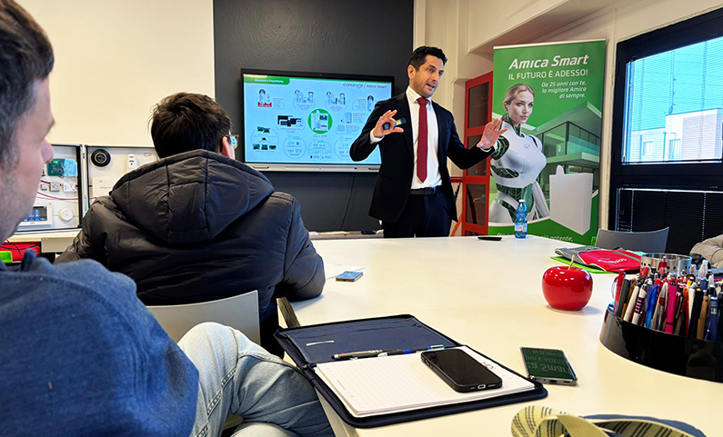 Momento del corso di formazione sulla nuova versione della centrale Amica Smart di Combivox.